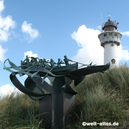 Jan van Speijk-Leuchtturm in Egmond aan Zee mit dem Denkmal für Schiffbrüchige, Position: 52°37,2' N 004°37,4' E