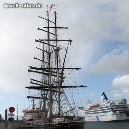 IJmuiden, Hafen, Großsegler und Fähre nach Schottland, Noord-Holland, Niederlande