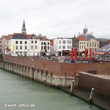 am Hafen in Vlissingen, Turm der St. Jacobskirche im Hintergrund