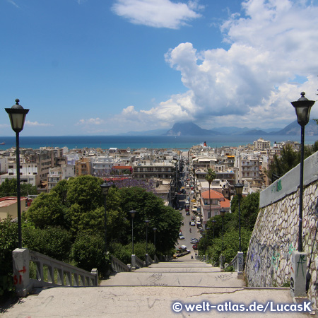 Blick von der Agiou-Nikolaou-Treppe zum Hafen und über den Golf von Patras zum Berg Varasova 