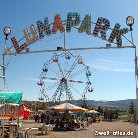 Lunapark in Beysehir, Anatolien Türkei Vorderasien 