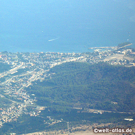 Ausblick vom Berg Tahtali aus einer Höhe von 2365 m, auf die Küste bei Kemer. Seilbahn Sea to Sky