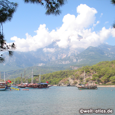 Blick auf den Berg Tahtali über die südliche Bucht von Phaselis, angenehmer Badeaufenthalt 