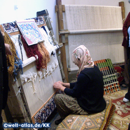 Frau beim Knüpfen eines Teppichs, Kappadokien