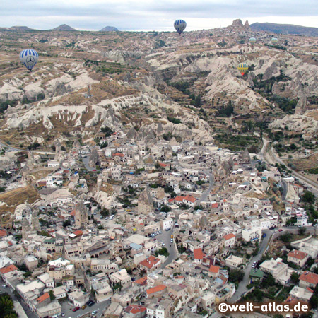 Ballonfahrt über Göreme, Blick auf Uçhisar im Hintergrund, Göreme gehört zum UNESCO-Welterbe