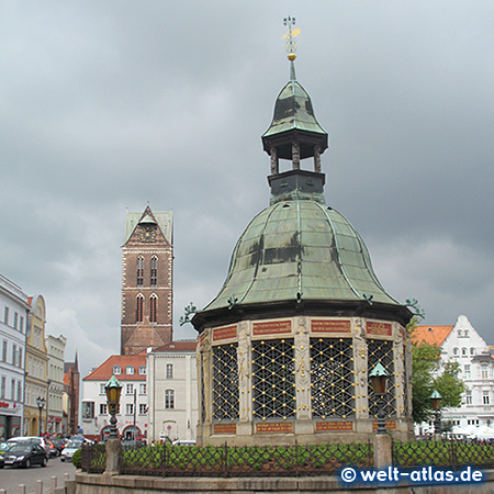 Der Brunnen Wasserkunst Wismar und Marienkirche auf dem Marktplatz