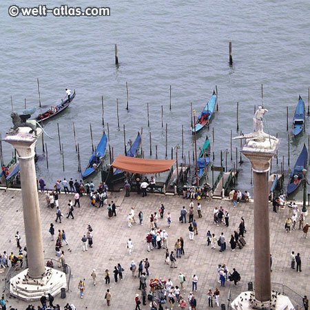 Venedig, Blick vom Campanile di San Marco auf die Goldeln am Anleger Markusplatz, Venetien, Italien