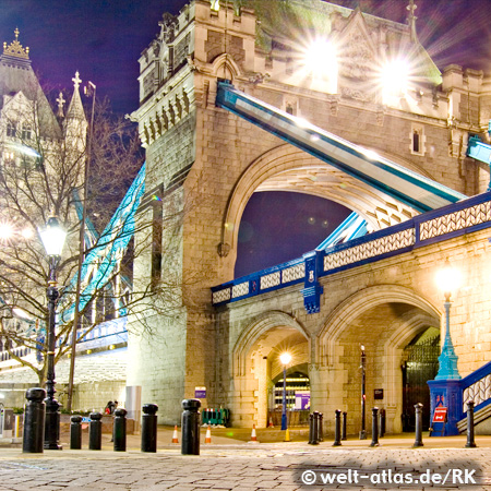 Aufgang zur Tower Brücke, London, England