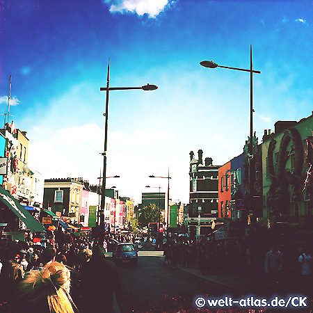 Straße mit buntem Leben, Shopping, Camden High Street in London