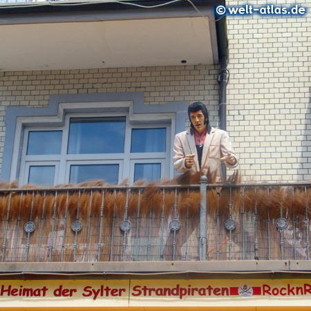 Dekoration in der Friedrichstraße, Heimat der Sylter Strandpiraten, Elvis auf dem Balkon, Westerland, Insel Sylt