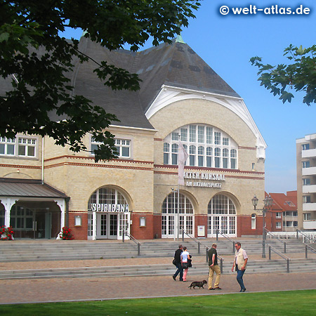 Blick vom Stadtpark auf das Rathaus Westerland mit Altem Kursaal und Spielbank