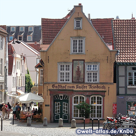Eingang zu Bremens ältestem Stadtteil, dem Schnoor – das Viertel ist eine der touristischen Attraktionen und reich an Theatern, Galerien, Museen, vielen Kunsthandwerksbetrieben und Antiquitätengeschäften