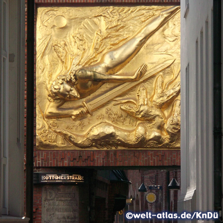 Das Fassadenrelief (Architektur des Expressionismus) von Bernhard Hoetger am Eingang zur besonders sehenswerten Böttcherstraße in der Bremer Altstadt