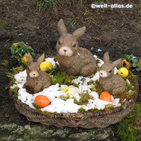 Nest mit Hasen am Osterbrunnen mit Schnee in Tiefenpölz