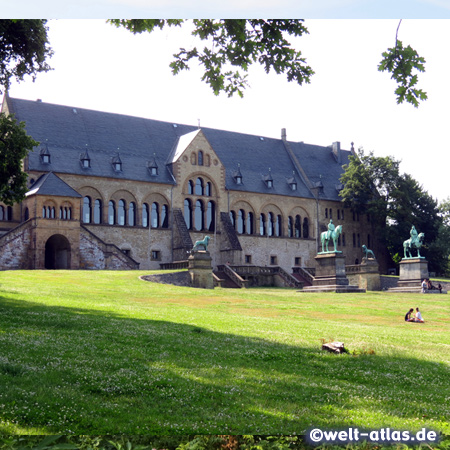 Auch die Kaiserpfalz (11. Jahrhundert) in Goslar gehört wie Goslars Altstadt zum Weltkulturerbe der UNESCO
