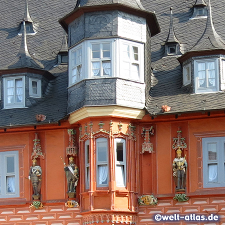 Prächtiger Erker am ehemaligen Gildehaus "Kaiserworth" in Goslar am Marktplatz. Das schöne Gebäude aus dem Jahre 1484 ist heute ein Hotel – die Altstadt von Goslar gehört zum UNESCO Weltkulturerbe