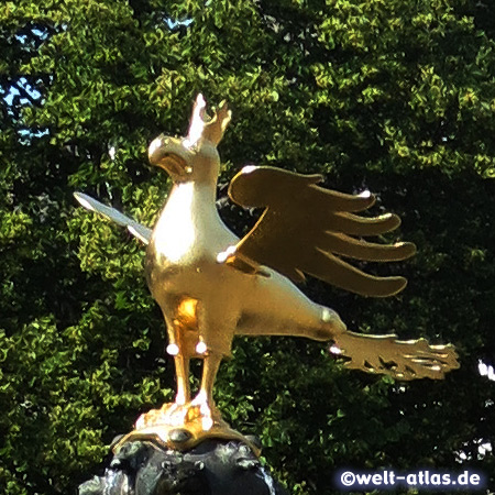 Goldener Adler auf dem Marktbrunnen in Goslar, Wahrzeichen der Stadt