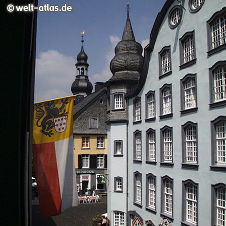 Mitten in Monschau, im Hintergrund der Turm der Stadtkirche