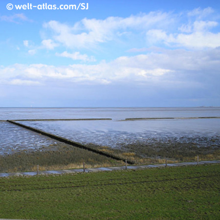 Ansicht auf zurückgezogene Nordsee vom Deich aus.