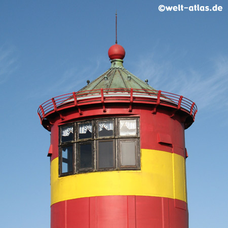 der gelb-rot geringelte Pilsumer Leuchtturm ist ein Wahrzeichen Ostfrieslands, heute nicht mehr als Leuchtturm in Betrieb. Koordinaten: 53° 29′ 52,5″ N, 7° 2′ 44,4″ O