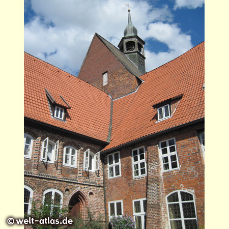 Im Klosterhof des Klosters Lüne, ehemaliges Benediktinerinnenkloster und heute Damenstift in Lüneburg, Backsteingotik