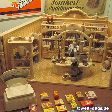 Einrichtung im Haus Peters in Tetenbüll, ehemaliger Kolonialwarenladen aus dem Jahre 1820, liebevoll eingerichtetes Museum mit  Horst Janssen Zimmer und Bauerngarten