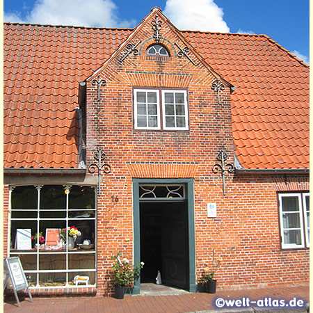 Haus Peters in Tetenbüll, ehemaliger Kolonialwarenladen aus dem Jahre 1820, liebevoll eingerichtetes Museum mit  Horst Janssen Zimmer und Bauerngarten