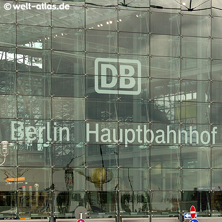 Fassade des neuen Hauptbahnhofes, Berlin, größter Kreuzungsbahnhof Europas