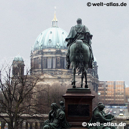 Blick von der "Alten Nationalgalerie" auf Berliner Dom, Museumsinsel in Berlin