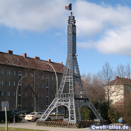 Der kleine Eiffelturm vor dem Hotel de France im Centre Français de Berlin