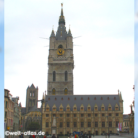 Tuchhalle und Belfried in Gent, links der Turm der St.-Nikolaus-Kirche 