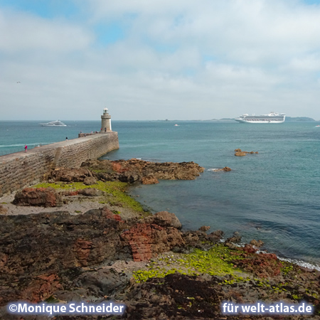 Der Leuchtturm am Castle Pier in St. Peter Port, Guernsey 