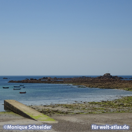 Blick auf die Cobo Bay bei Ebbe