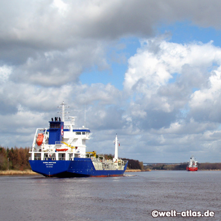 Schiffe auf dem Nord-Ostsee-Kanal bei Aebtissinwisch, Kreis Steinburg