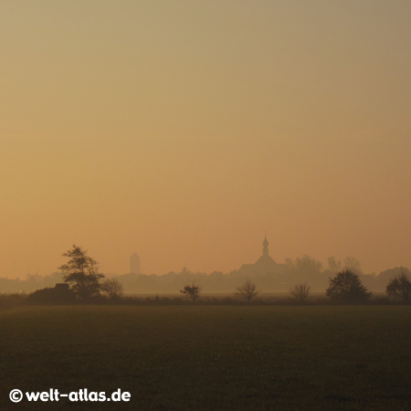 Silhouette von Wesselburen im Morgendunst, Dithmarschen