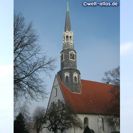 Kirche St. Jürgen am Marktplatz in Heide,  Stadt mit dem größten unbebauten Marktplatz in Deutschland