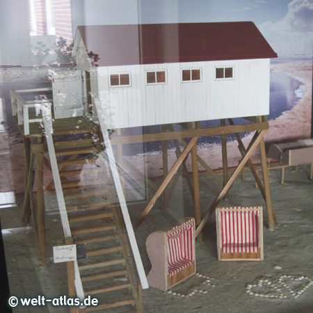 Die ersten Pfahlbauten auf dem Strand wurden 1911 errichtet, hier das liebevoll hergestellte Modell eines Pfahlbaus in einer Vitrine im Rathaus von St. Peter-Ording