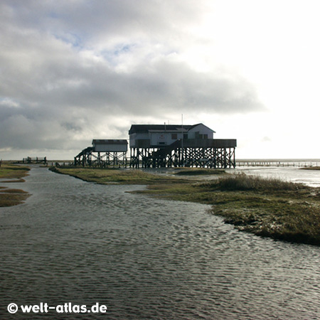 Pfahlbauten in St. Peter-Ording bei Hochwasser, 2011 - die Pfahlbauten 100-jährigen Geburtstag