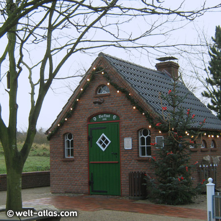 Das Backhus in St. Peter-Ording, Dorf - an bestimmten Tagen wird dort auch gebacken (Backtage), hier ist weihnachtlich geschmückt