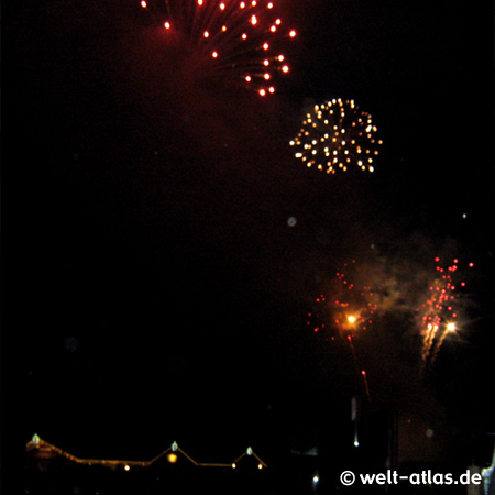 Sylvester-Feuerwerk in St. Peter-Ording im Bad auf der Buhne vor der Seebrücke