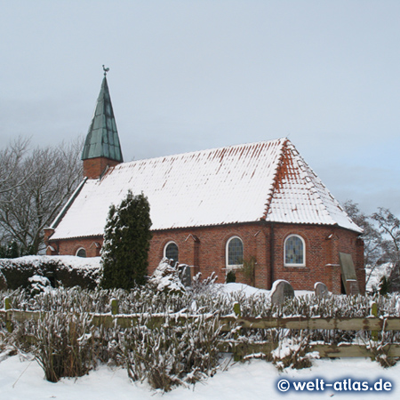 Tiefster Winter an der Kirche in St. Peter-Ording-Dorf