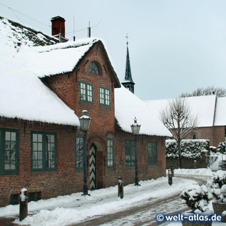 Zauberhafter Wintertag in St. Peter-Ording, Heimat-Museum und Kirchturm im Dorf, Olsdorfer Str.