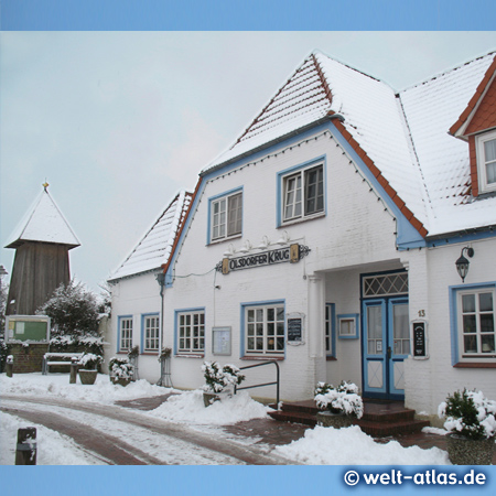 Zauberhafter Wintertag in St. Peter-Ording, der Dorfgasthof Olsdorfer Krug und Kirchturm im Dorf, Olsdorfer Str.