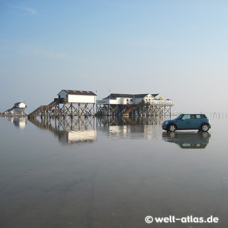 welt-atlas ON TOUR mit Mini in St.-Peter-Ording, Restaurantpfahlbau Seekiste am Strand von Böhl - 2011 - die Pfahlbauten feiern 100-jährigen Geburtstag