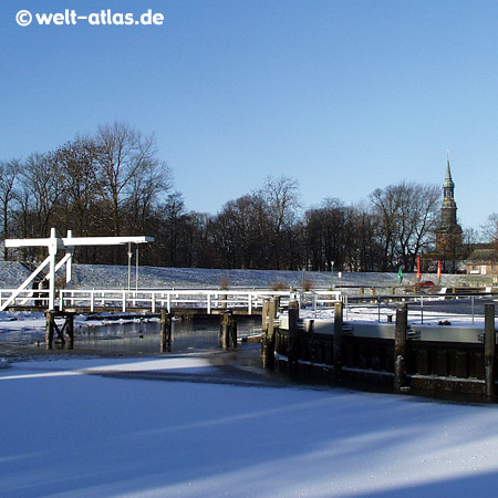 Tönninger Hafen, "Weiße Brücke",und Kirche im Winter