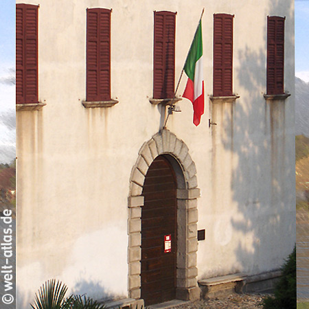 Cerro, Palazzo Perabò mit der italienischen Flagge am Tor