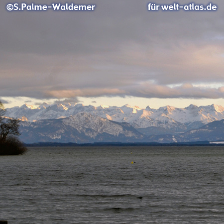 Blick auf den Starnberger See und schneebedeckte Alpen – Foto:© S. Palme-Waldemer