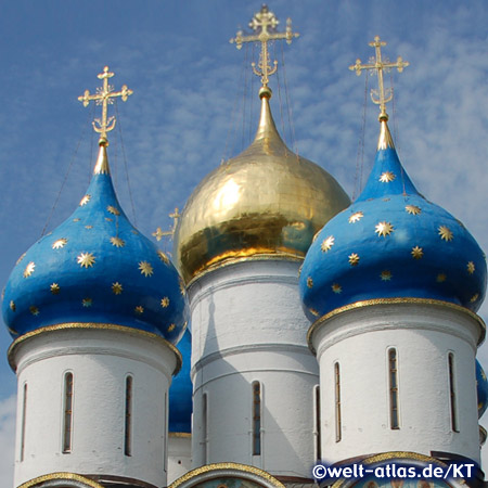 Goldene Sterne auf blauen Kuppeln der Mariä-Entschlafens-Kathedrale im Dreifaltigkeitskloster Sergijew Possad bei Moskau