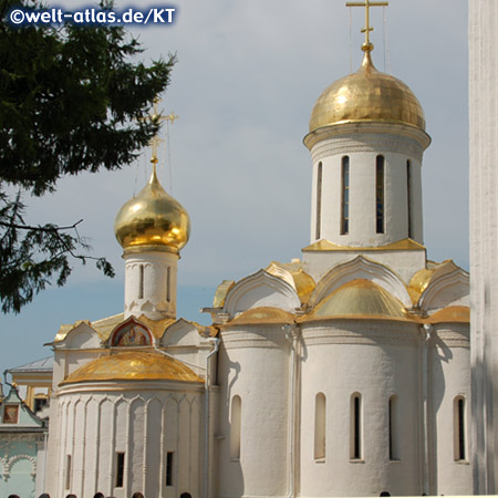 Dreifaltigkeitskathedrale und Turm der Nikon-Kirche im Dreifaltigkeitskloster, UNESCO Weltkulturerbe in Sergijew Possad nahe Moskau