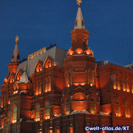 Abend am Staatlichen Historischen Museum am Roten Platz in Moskau